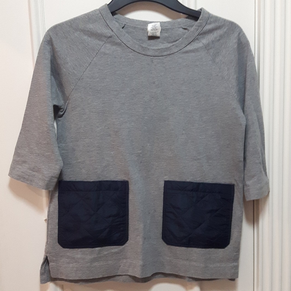 🛍️ Grey top with puffer pockets